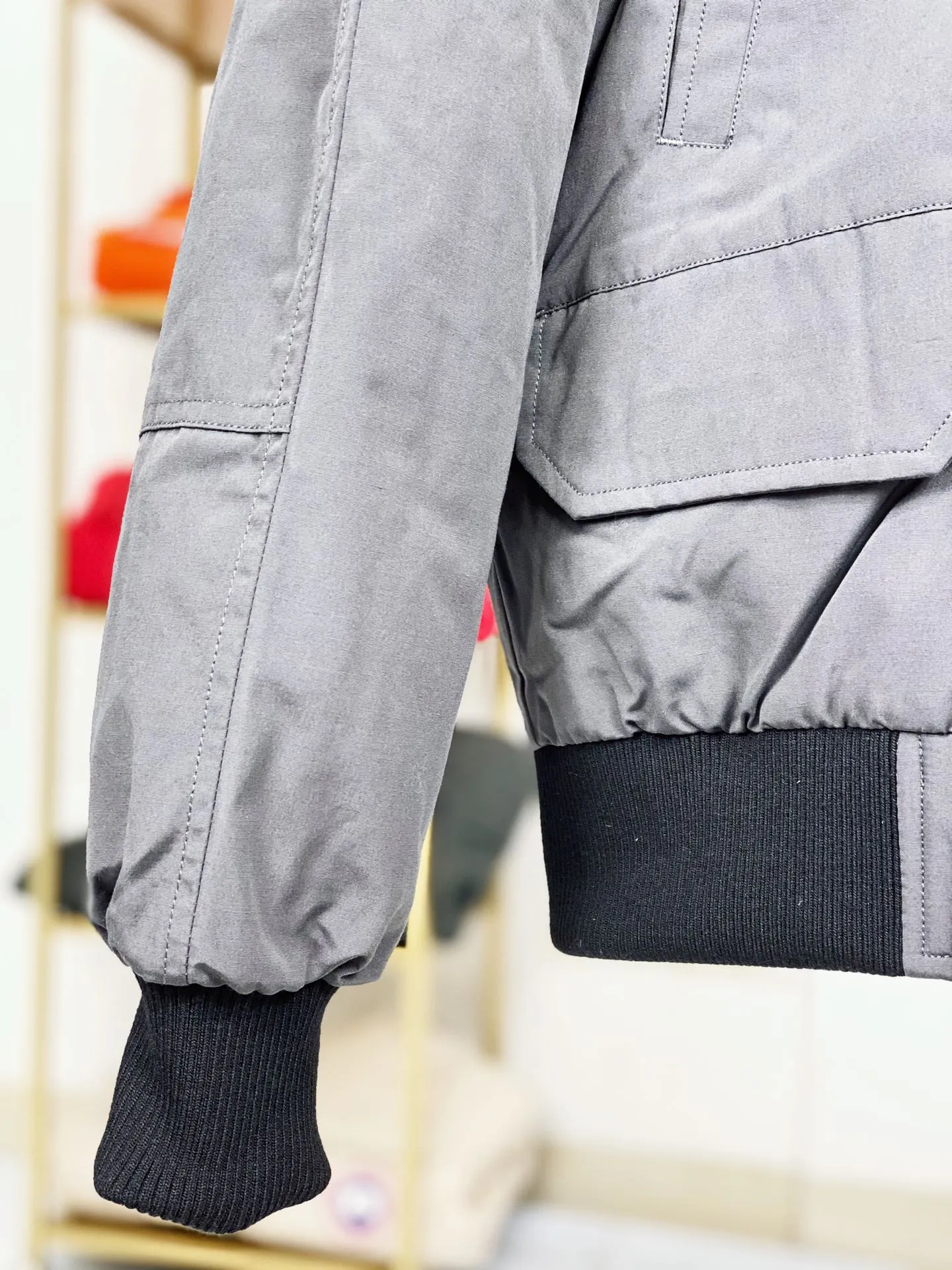 P780 Canada goose/Canada Goose Chilliwack 01 bomber jacket down jacket, authentic original clothing mold, all accessories are customized from the original factory. 💯The softness of the fabric is compared with the original product, and it can be restored by kneading at will (fabric misunderstanding: it is not a high-hardness fabric that is waterproof. Only those who buy the latest authentic version this year will notice the softness and comfort of the fabric) 💯The down is synchronized with the authentic white duck down, fluffy and not clumps, electronically controlled down filling machine. 💯Customized authentic YKK zipper pullers, high hardness and no jamming 💯The fur collar is custom-made from coyote skins in western Canada, the original version has the same origin 💯All workmanship and wiring are controlled by workers with more than ten years of service. They must be horizontal and vertical, and are not crooked. The inner wiring density is more sophisticated. Feel free to compare 💯Goose logo on sleeves, collar label, washed label, hangtag, zipper cord, pocket label, cuff thread, hem thread All details are updated simultaneously with the original product. The best version with the most complete colors. Sizes: XS-XXL (size chart attached below)